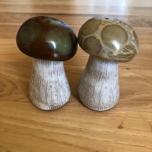 • Vintage Mushroom Salt & Pepper Shakers •